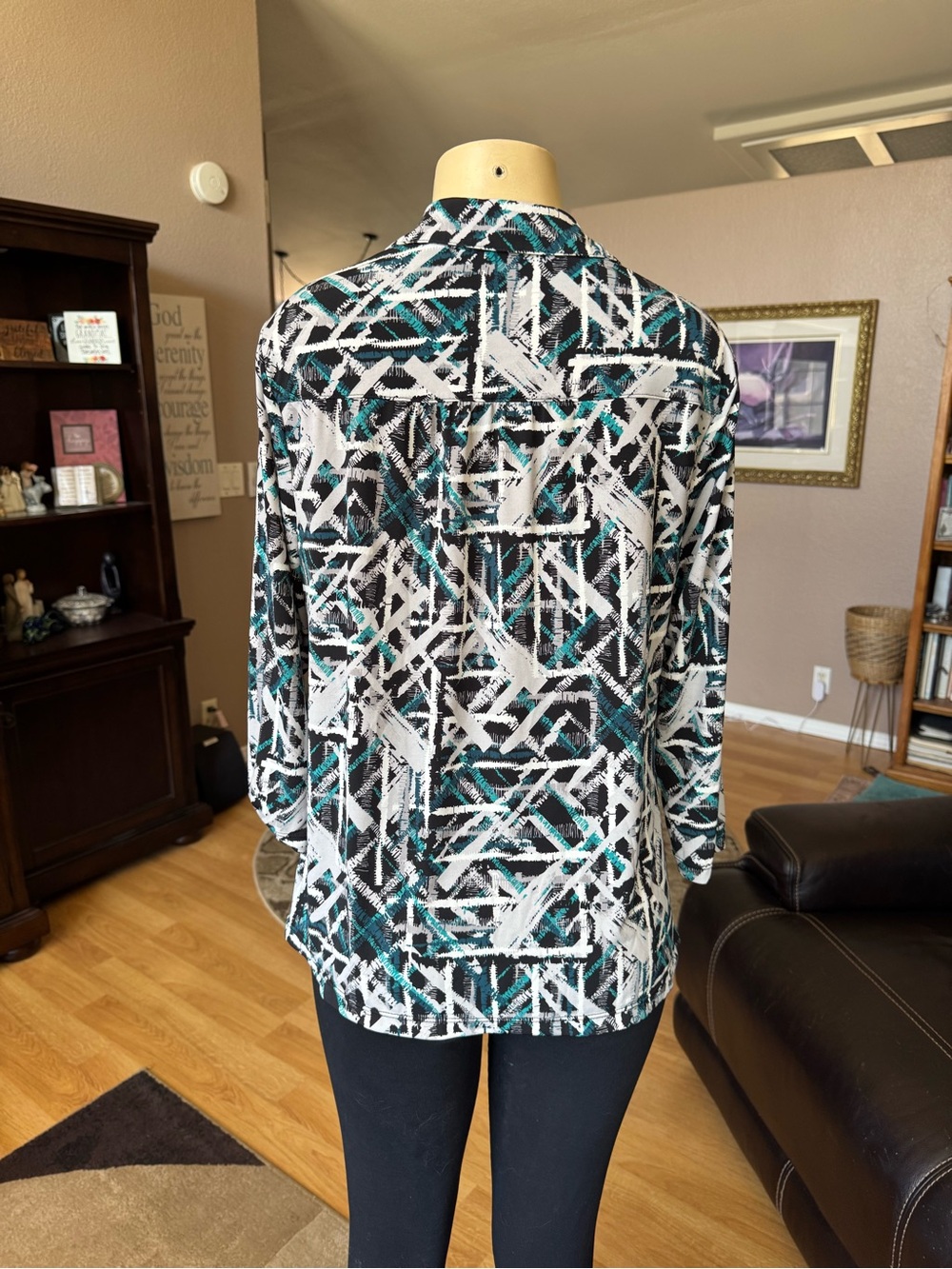Alfani blue, black & white geometric abstract V-neck blouse-size 0X - Picture 8 of 10